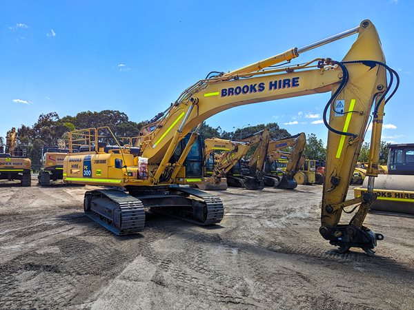 EX046 - Komatsu PC300-8 image 2