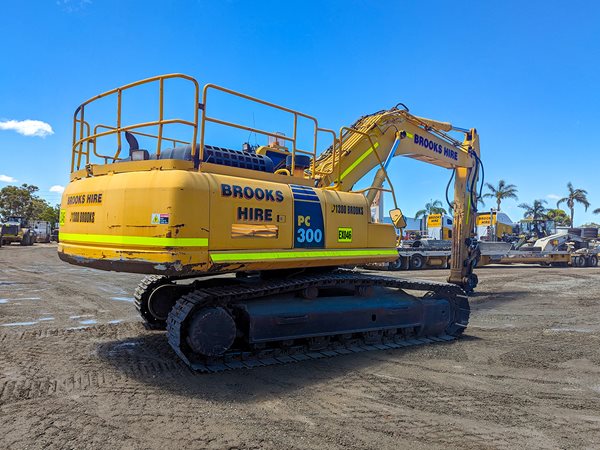 EX046 - Komatsu PC300-8 image 3