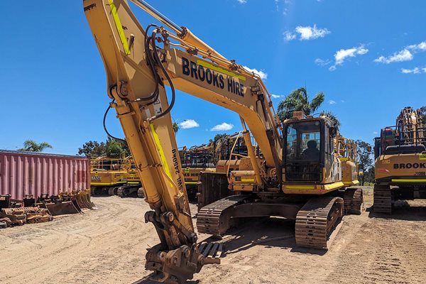 EX118 - Komatsu HB215LC-1