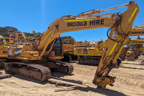 EX118 - Komatsu HB215LC-1 image 2