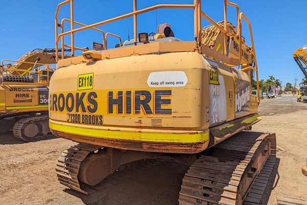 EX118 - Komatsu HB215LC-1 image 3