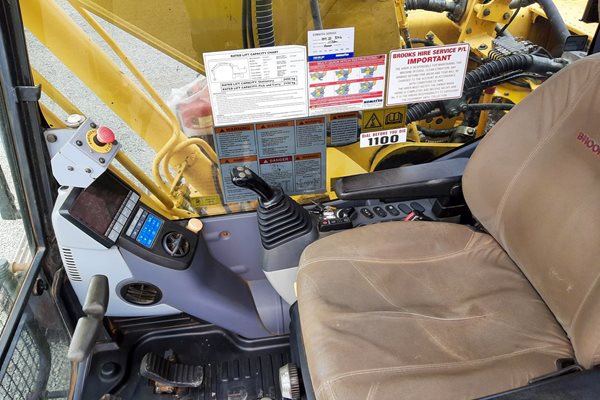 EX157 - Komatsu HB215LC-1