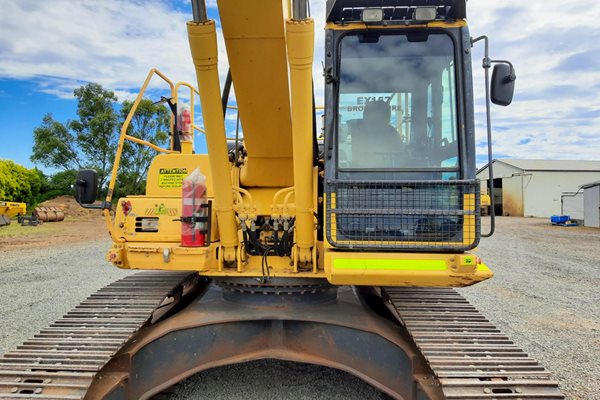 EX157 - Komatsu HB215LC-1 image 4