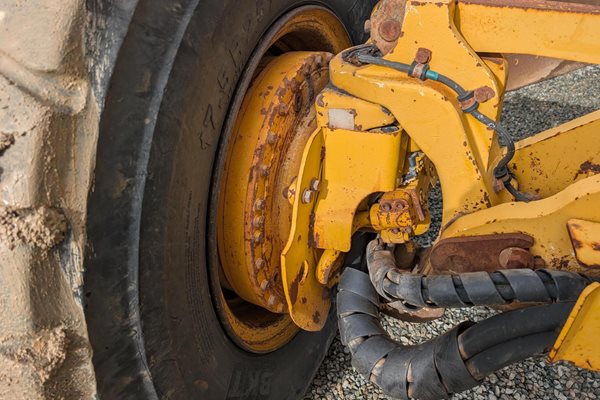 G022 - John Deere 672G For Sale image 14