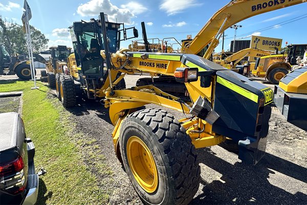 G027 - Komatsu GD655-5 14' image 4