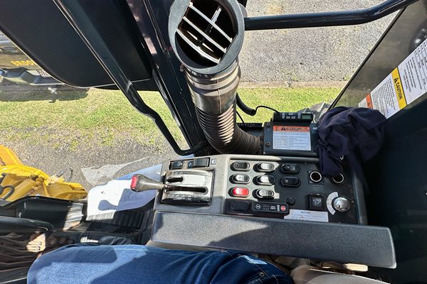 G027 - Komatsu GD655-5 14' image 8